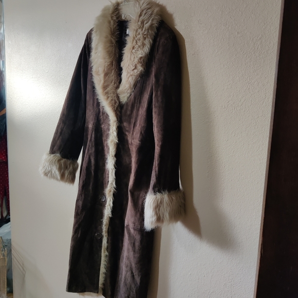 Vintage Brown Leather Jacket with Plush Cream Fur Collar - Picture 5 of 16
